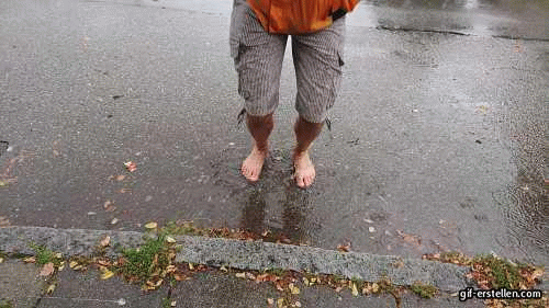 Barfuß im Regen hüpfen