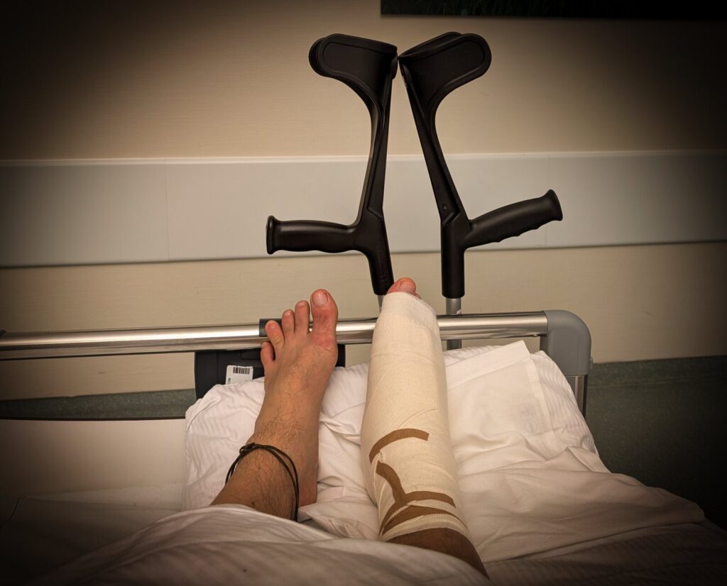 Holzfuß im Krankenhausbett