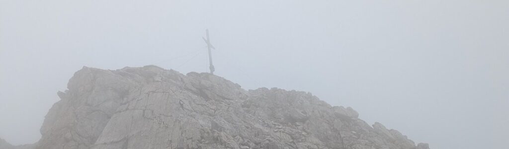 Dichte Nebelsuppe - der Ennskraxn Gipfel verschwindet in den Wolken