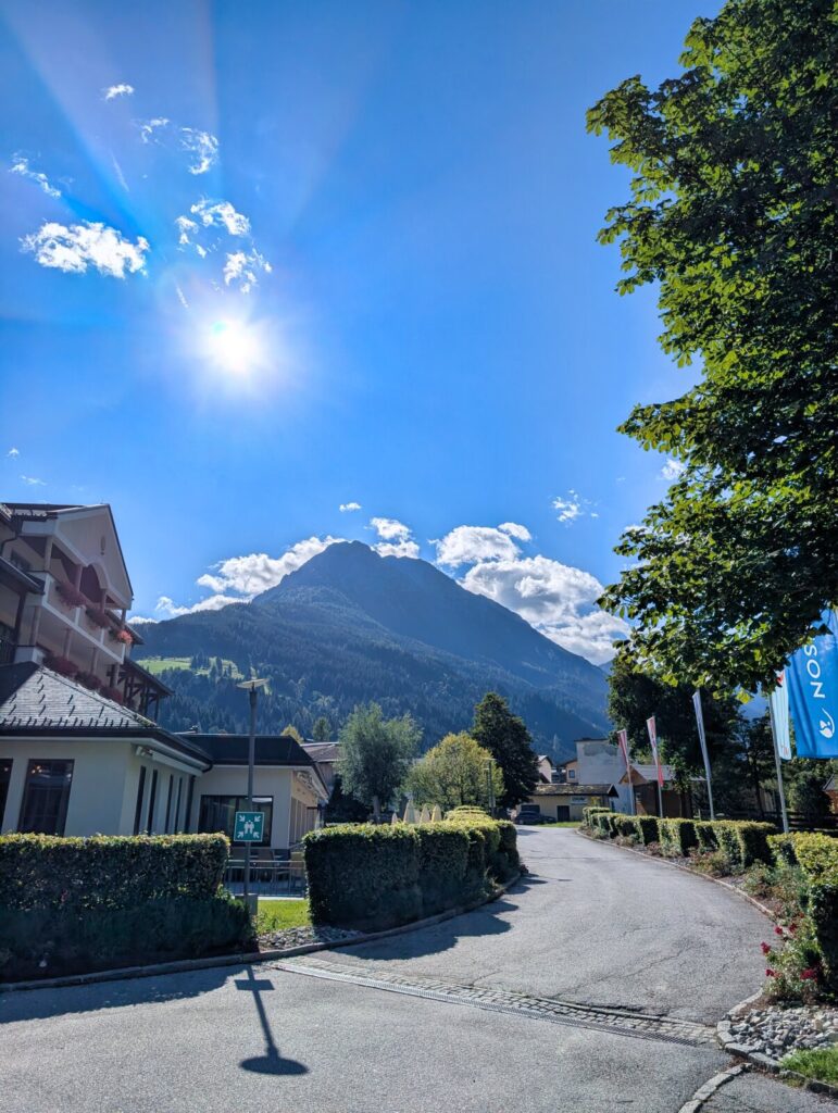 Wolkenfreier Gipfel mit Sonne bei der Abreise
